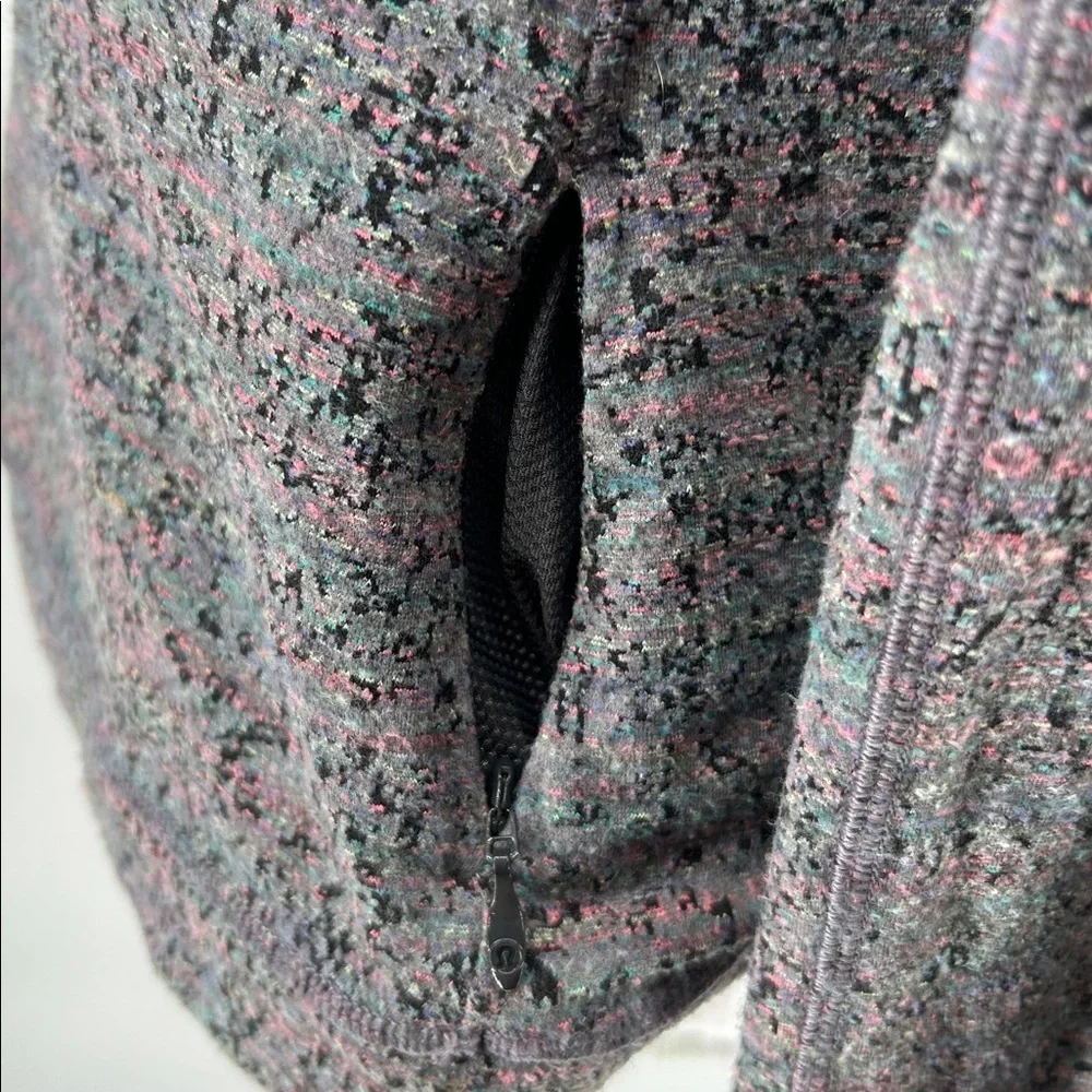 Lululemon Size 6 Heathered Gray Long Sleeve Thumbhole Zip Pocket Top - Picture 7 of 12